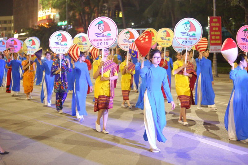 Du kh&aacute;ch, người d&acirc;n Quảng Ninh tưng bừng xuống phố đ&oacute;n lễ diễu h&agrave;nh carnaval - Ảnh 4.