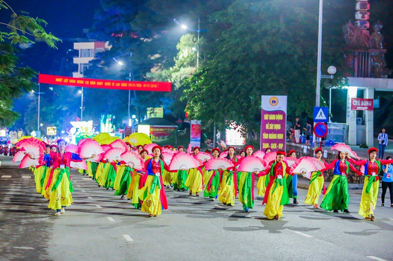 Du kh&aacute;ch, người d&acirc;n Quảng Ninh tưng bừng xuống phố đ&oacute;n lễ diễu h&agrave;nh carnaval - Ảnh 5.