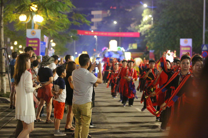 Du kh&aacute;ch, người d&acirc;n Quảng Ninh tưng bừng xuống phố đ&oacute;n lễ diễu h&agrave;nh carnaval - Ảnh 6.