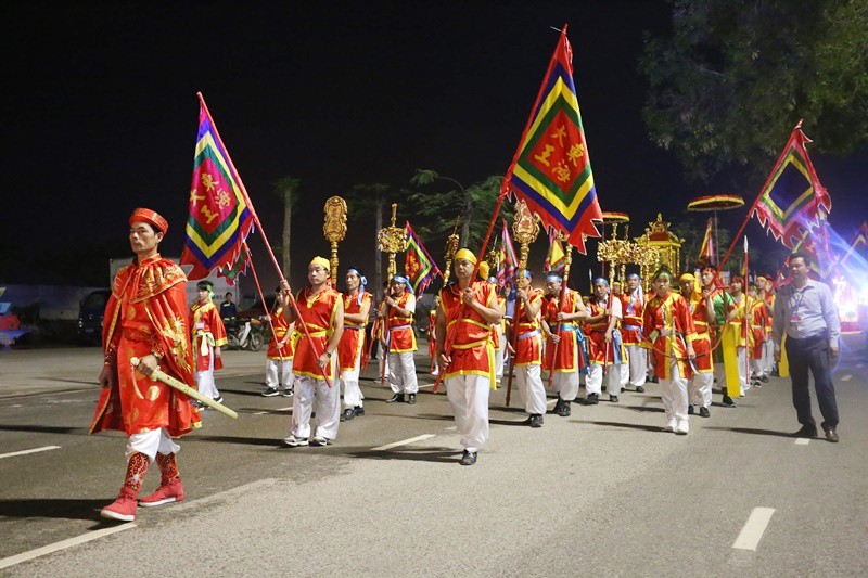 Du kh&aacute;ch, người d&acirc;n Quảng Ninh tưng bừng xuống phố đ&oacute;n lễ diễu h&agrave;nh carnaval - Ảnh 7.