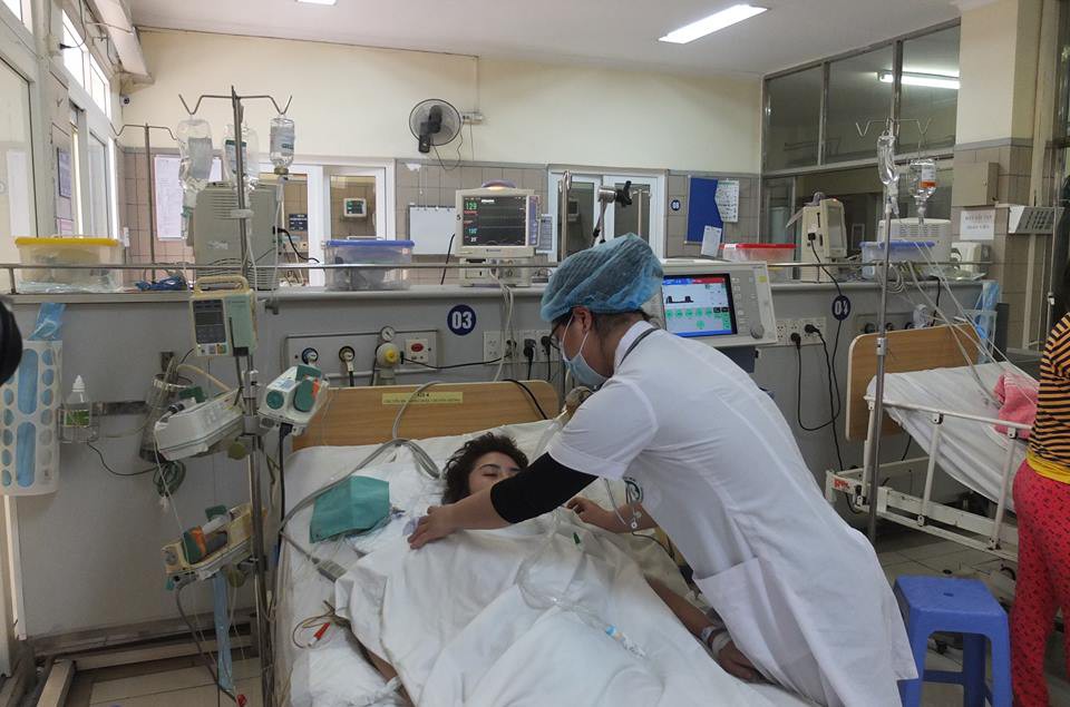 Uống nước nhiễm độc thuốc diệt cỏ, 73 người nhập viện