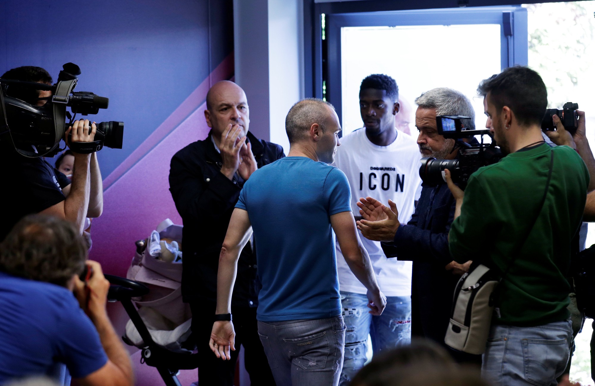 Iniesta ngấn lệ buổi họp báo chia tay Barca - Ảnh 5.