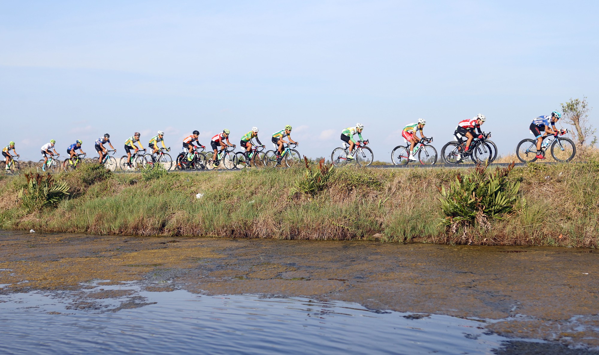 Thêm 1 tay đua và 1 trọng tài rời đường đua vào bệnh viện - Ảnh 3.