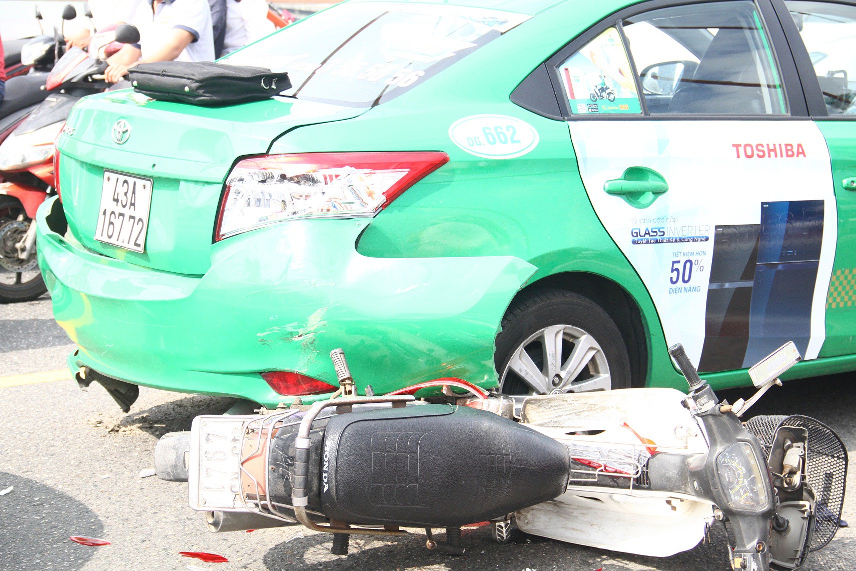 Taxi va chạm với xe máy, giao thông qua cầu Sông Hàn kẹt cứng