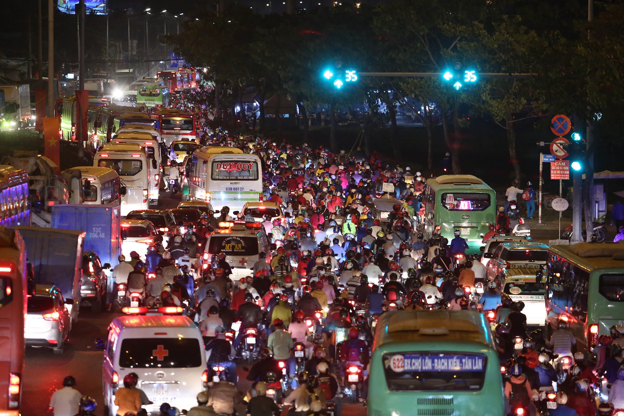 Về qu&ecirc; nghỉ lễ, h&agrave;ng ng&agrave;n người kẹt cứng ở cửa ng&otilde; ph&iacute;a T&acirc;y S&agrave;i G&ograve;n - Ảnh 5.