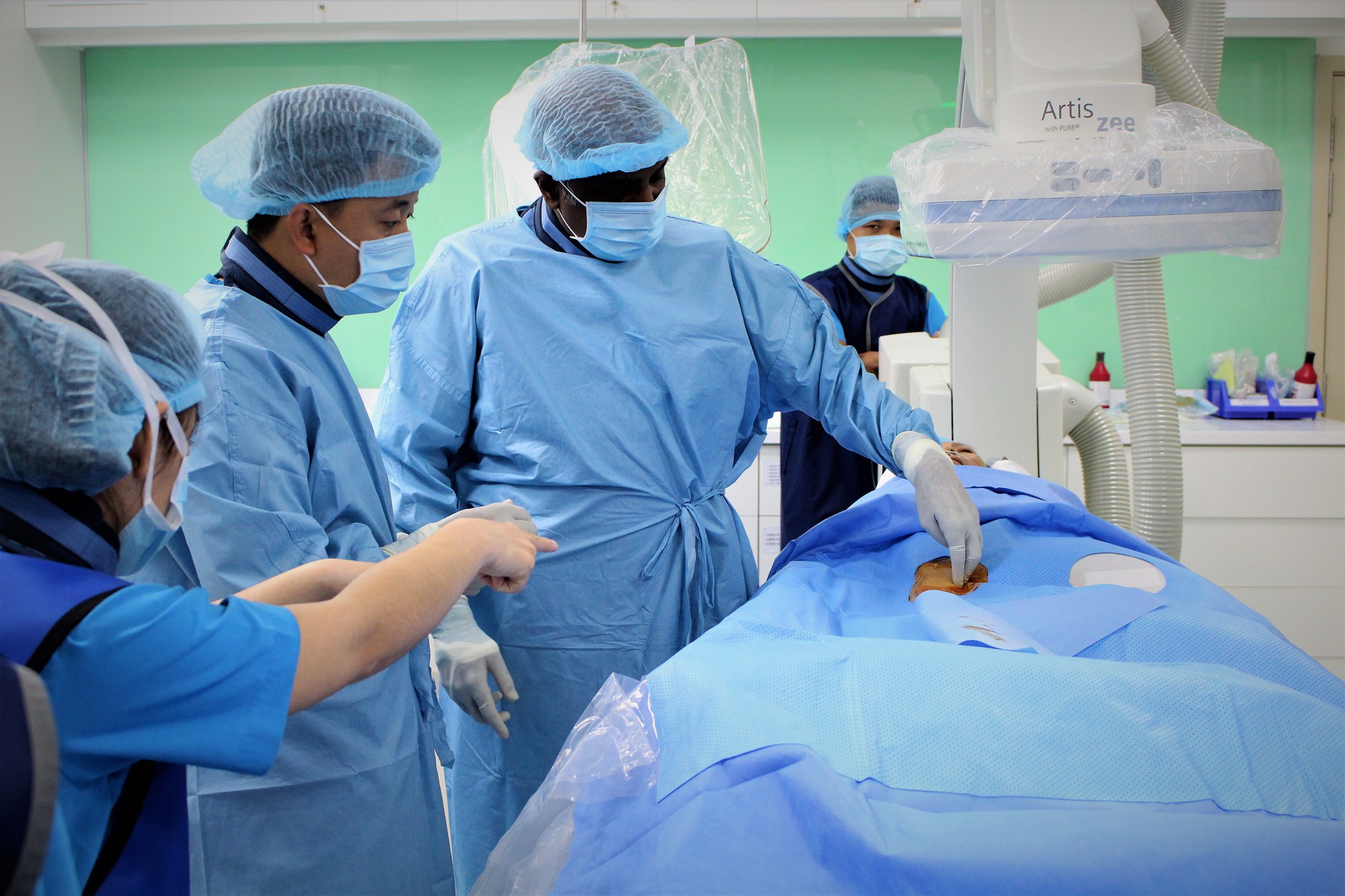Nín thở cùng chuyên gia Singapore loại bỏ u não 4 năm - Ảnh 2.