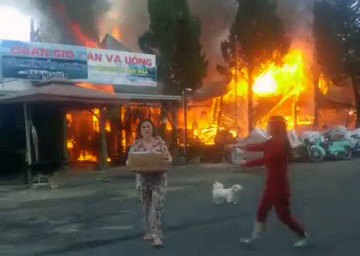 Cháy lớn tại khu du lịch hồ Tuyền Lâm, thiêu rụi quán cà phê xe cổ