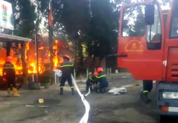 Cháy lớn tại khu du lịch hồ Tuyền Lâm, thiêu rụi quán cà phê xe cổ - Ảnh 4.