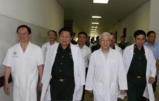 Tổng Bí thư đến bệnh viện thăm nguyên Tổng Bí thư Đỗ Mười, nguyên Chủ tịch nước Lê Đức Anh