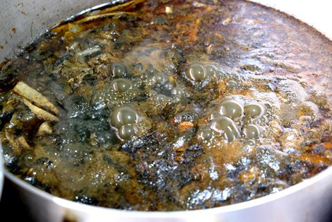 B&uacute;n cua - đặc sản Pleiku, kh&aacute;ch vừa ăn vừa bịt mũi - Ảnh 2.