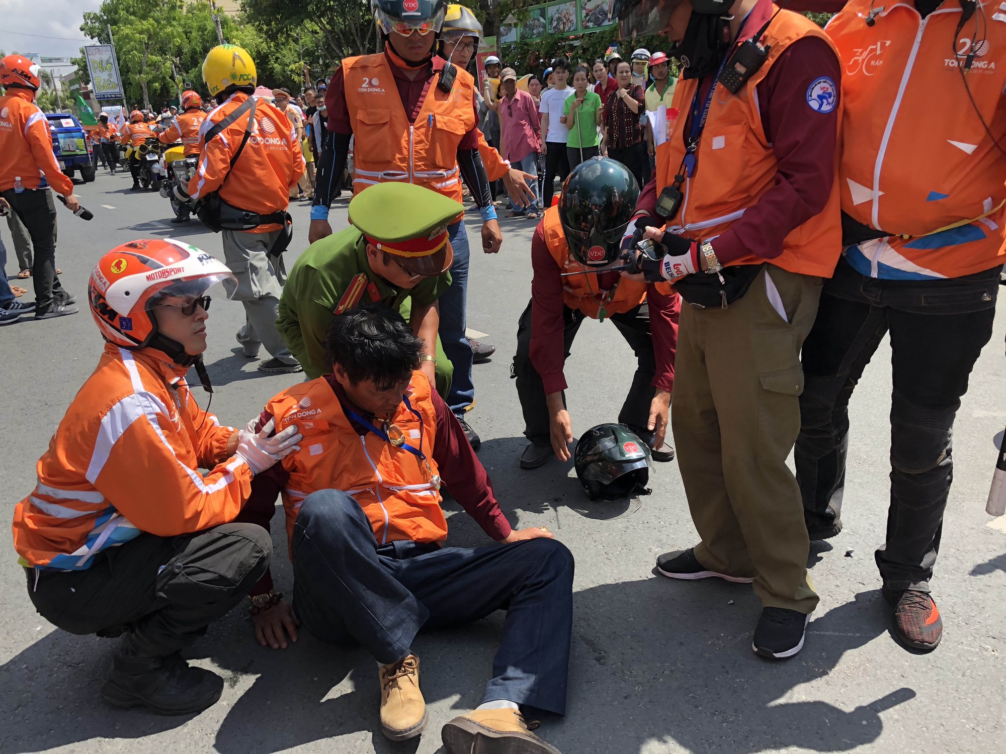 Thêm 1 tay đua và 1 trọng tài rời đường đua vào bệnh viện - Ảnh 7.