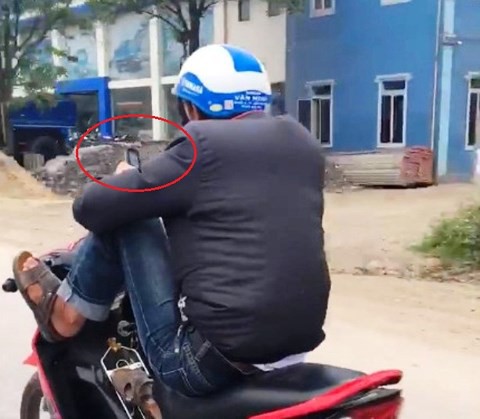 Clip nam thanh niên dùng chân điều khiển xe máy “làm xiếc” trên quốc lộ