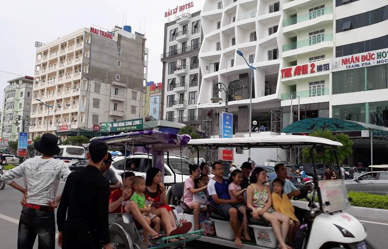 Biển người&rdquo; vẫn đổ về Sầm Sơn tắm biển ng&agrave;y nghỉ lễ - Ảnh 11.