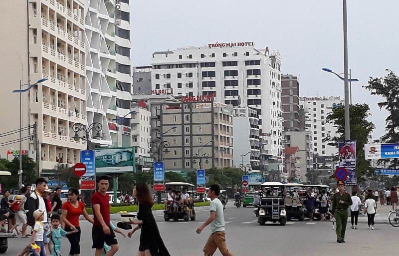 Biển người&rdquo; vẫn đổ về Sầm Sơn tắm biển ng&agrave;y nghỉ lễ - Ảnh 10.