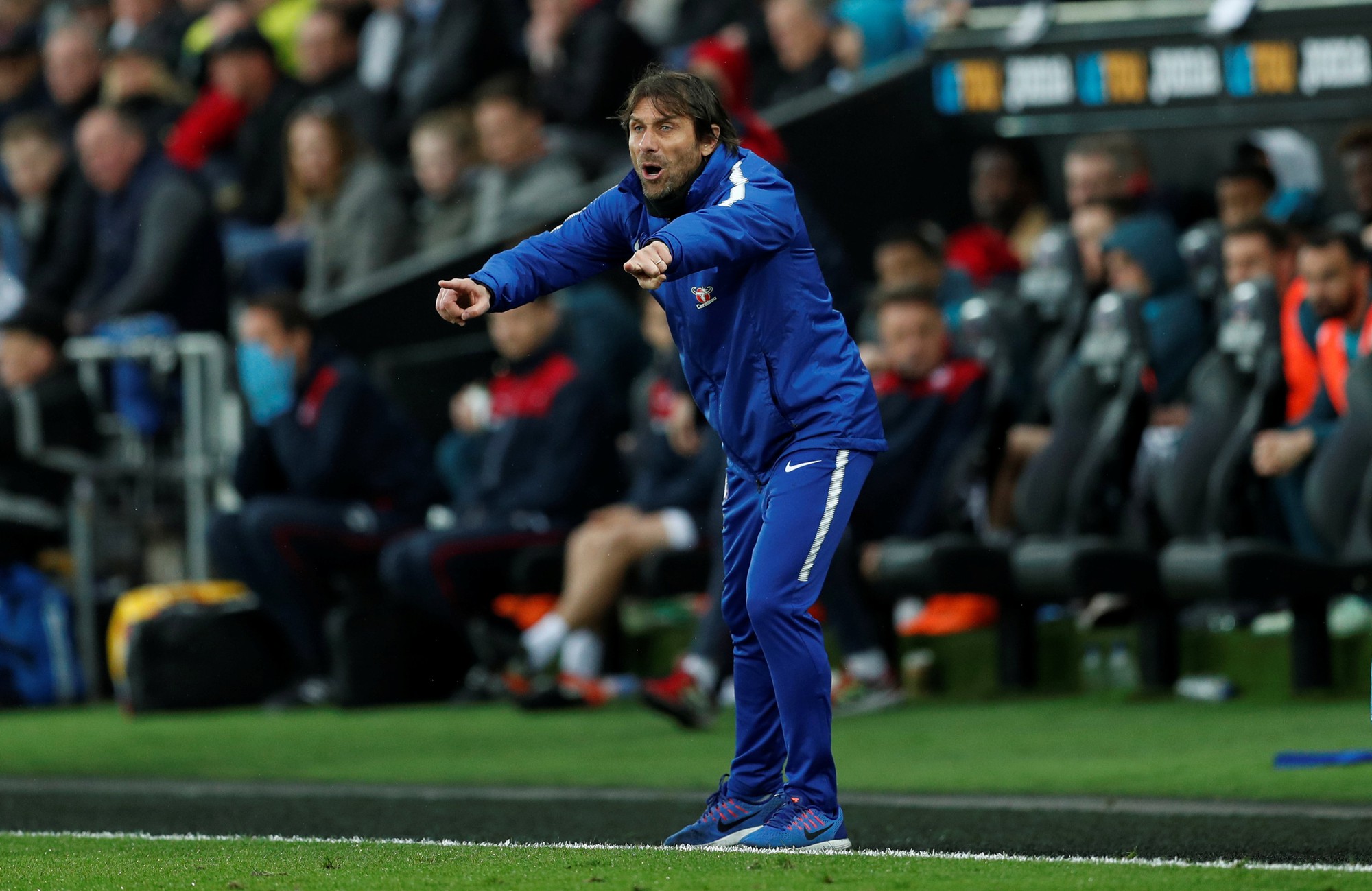 Thắng Swansea City, Chelsea ấp ủ hi vọng lọt tốp 4 cuối mùa - Ảnh 1.