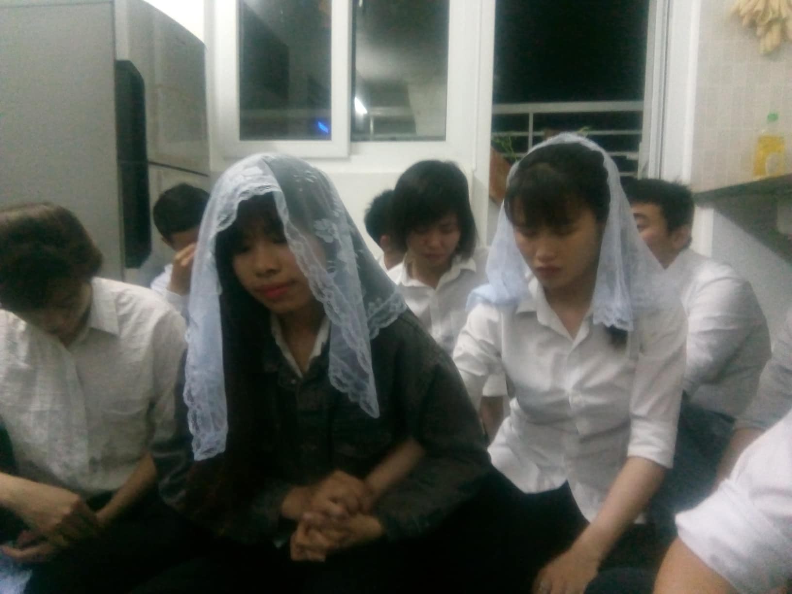 Video khám xét căn hộ có 12 người đi theo Hội thánh Đức Chúa Trời Mẹ - Ảnh 1.