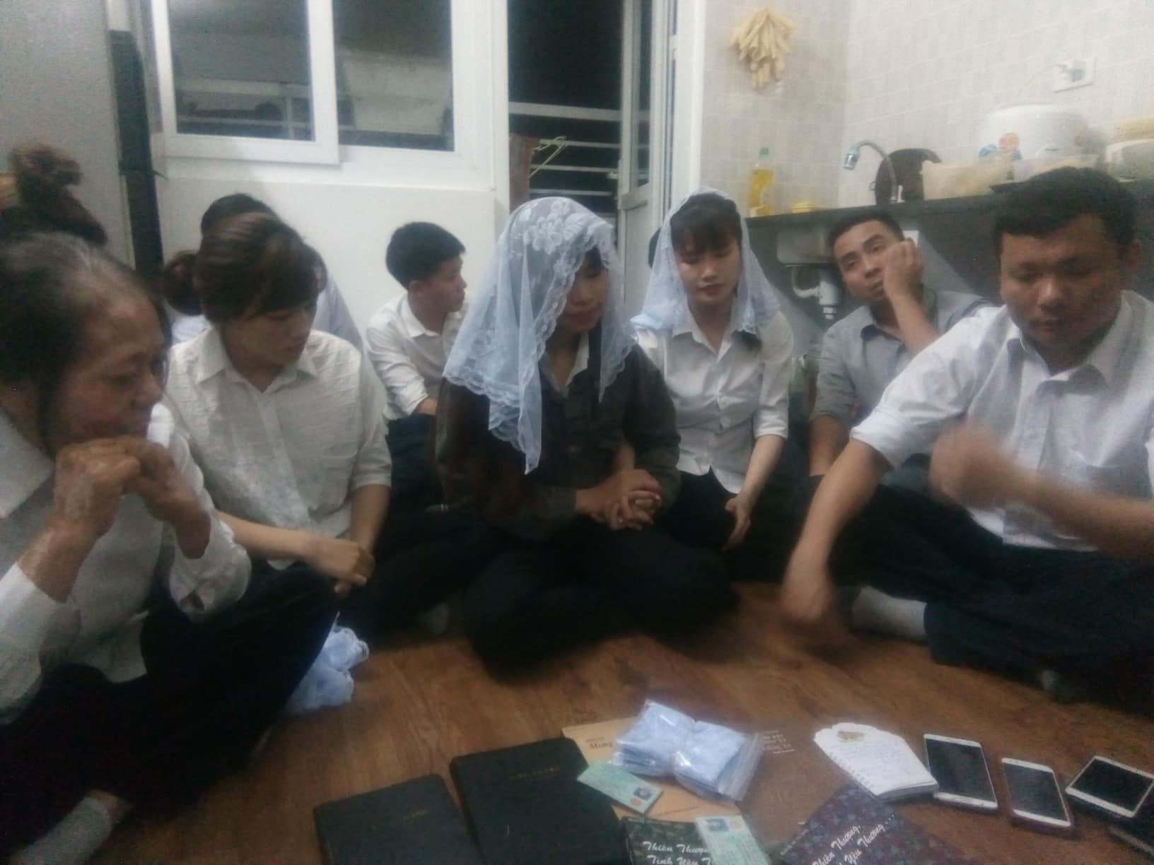 Video khám xét căn hộ có 12 người đi theo Hội thánh Đức Chúa Trời Mẹ - Ảnh 5.