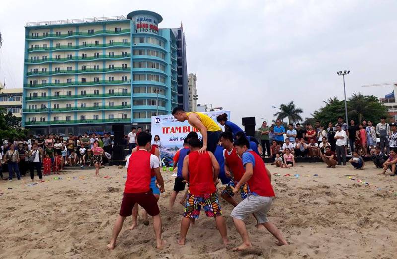 Biển người&rdquo; vẫn đổ về Sầm Sơn tắm biển ng&agrave;y nghỉ lễ - Ảnh 9.
