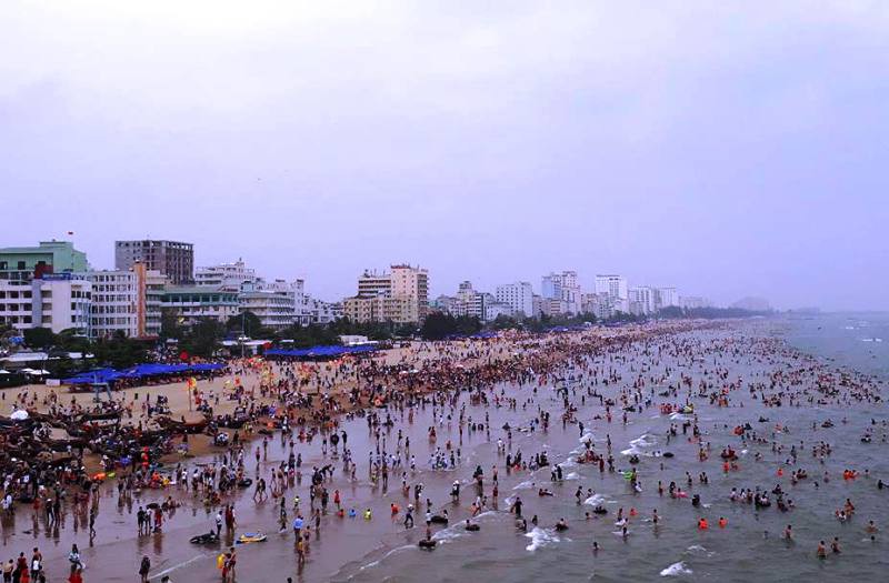 Biển người&rdquo; vẫn đổ về Sầm Sơn tắm biển ng&agrave;y nghỉ lễ - Ảnh 2.