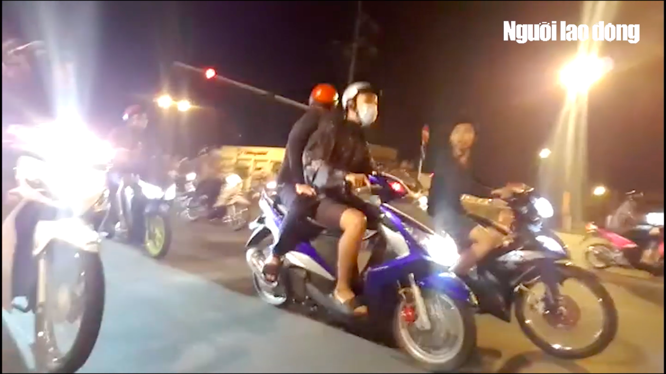 VIDEO: Quái xế "bão đêm" náo động khu Hàng Xanh