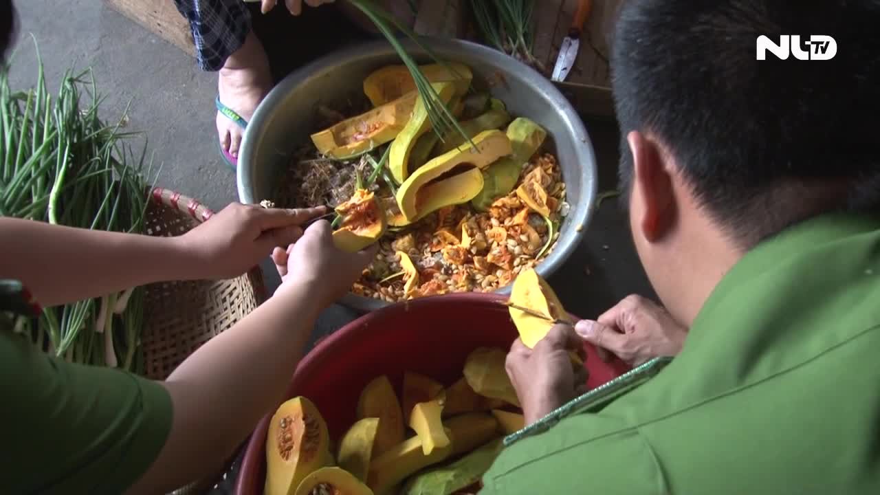 Nồi cháo từ thiện của công an phường và người dân