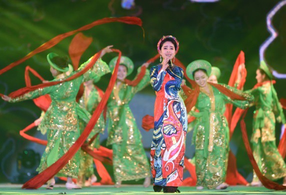 Hạ Long thức trắng cùng Carnaval hoành tráng nhất 10 năm qua - Ảnh 4.