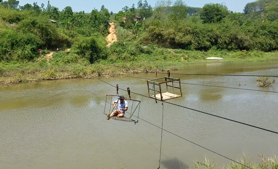 Liều mình đu cáp treo qua sông