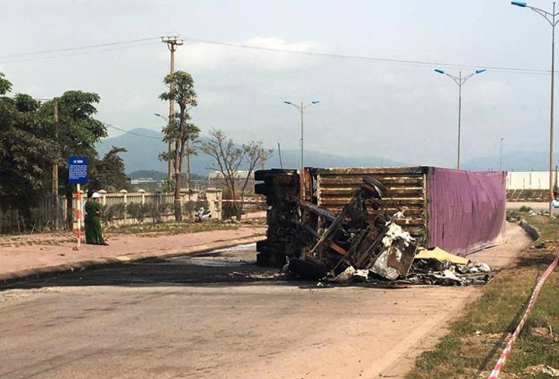 Xe container lật ngang rồi bốc cháy dữ dội, 2 người tử vong trong ca-bin - Ảnh 1.