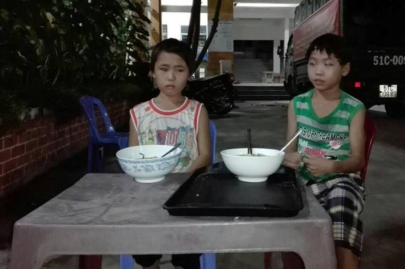 Bị đánh đập, 2 cháu bé ăn xin bỏ trốn khỏi người lạ