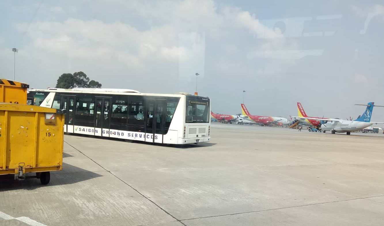 Xe buýt sân bay trôi vênh hàng rào ở Tân Sơn Nhất - Ảnh 1.