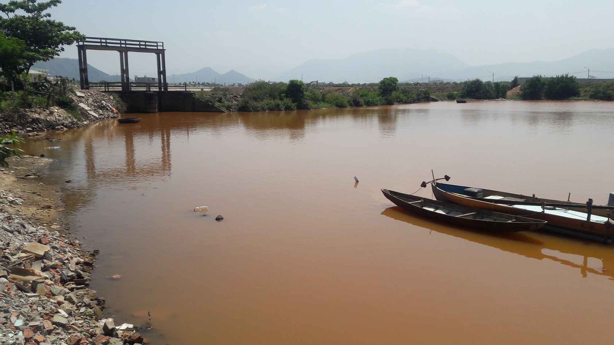 Đ&agrave; Nẵng: Hơn 8km s&ocirc;ng Cu Đ&ecirc; chuyển m&agrave;u đỏ gạch, người d&acirc;n lo lắng - Ảnh 1.