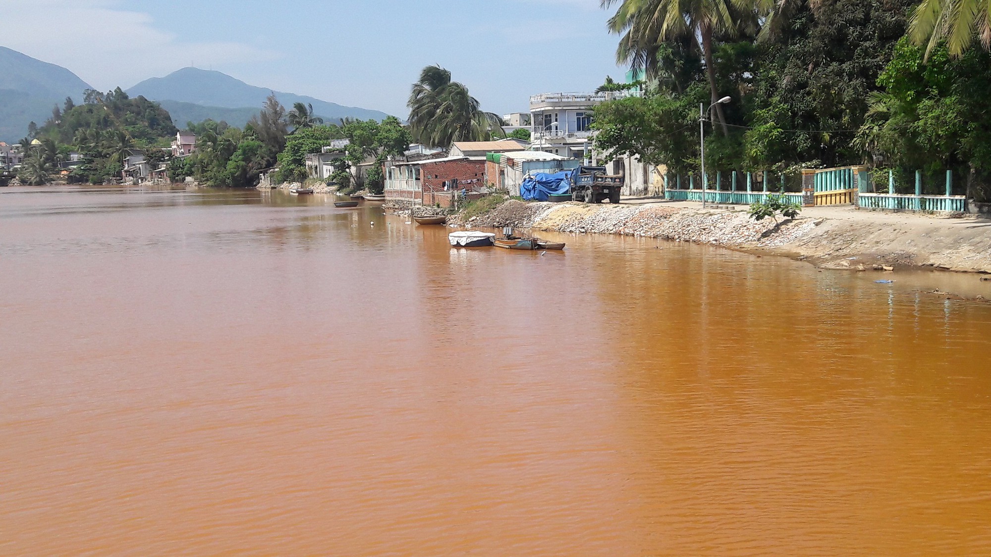 Đ&agrave; Nẵng: Hơn 8km s&ocirc;ng Cu Đ&ecirc; chuyển m&agrave;u đỏ gạch, người d&acirc;n lo lắng - Ảnh 3.