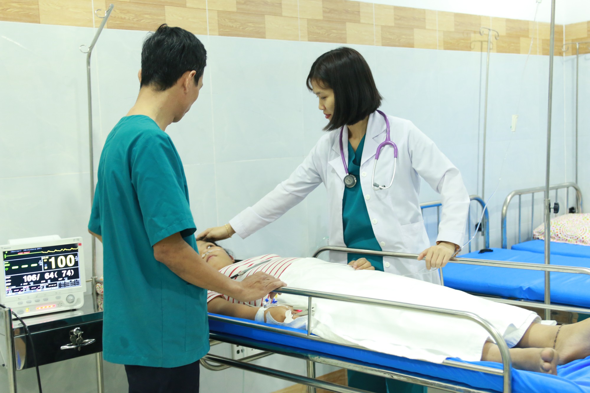 Suýt chết khi vừa ăn đùi gà vừa xem ti vi - Ảnh 2.