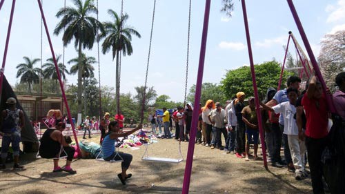 Th&aacute;ch thức Mỹ, Mexico mở cửa đ&oacute;n người tị nạn - Ảnh 1.