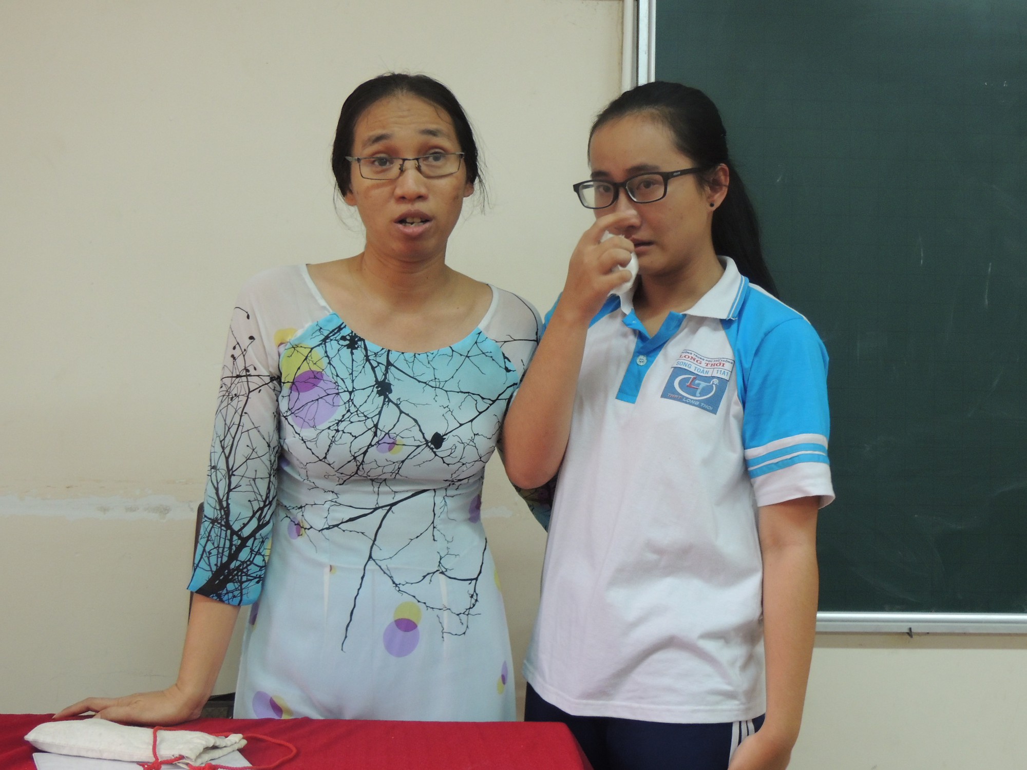 Vừa được dạy trở lại, cô giáo "im lặng 4 tháng" tiếp tục bị đình chỉ