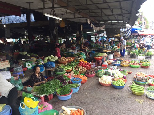 Chợ vắng, trung tâm thương mại đông đúc