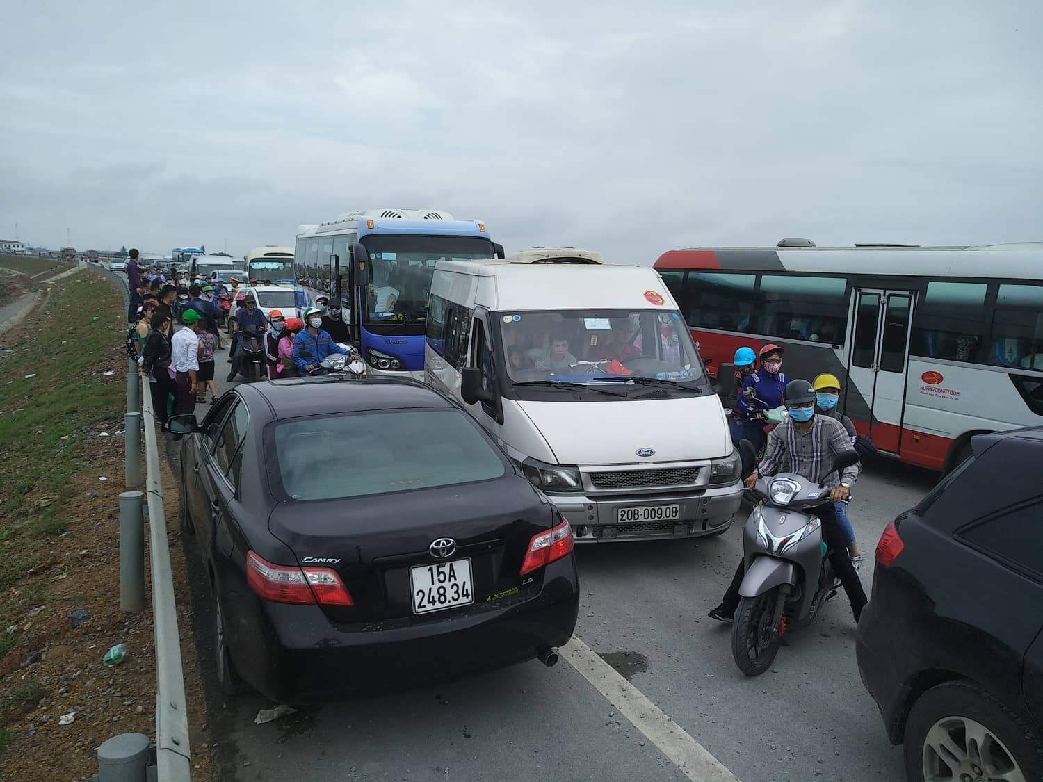 Cát Bà thất thủ, bến phà Gót tắc nghẽn - Ảnh 2.