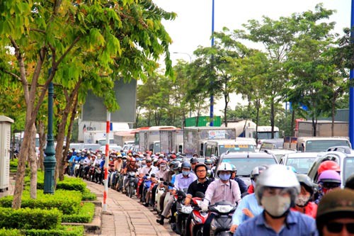 Các tuyến đường vào ra Cát Lái đang oằn mình