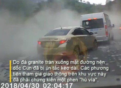 [Video] Kinh hoàng xe tải chở đá lao dốc kéo theo xe máy mất tích
