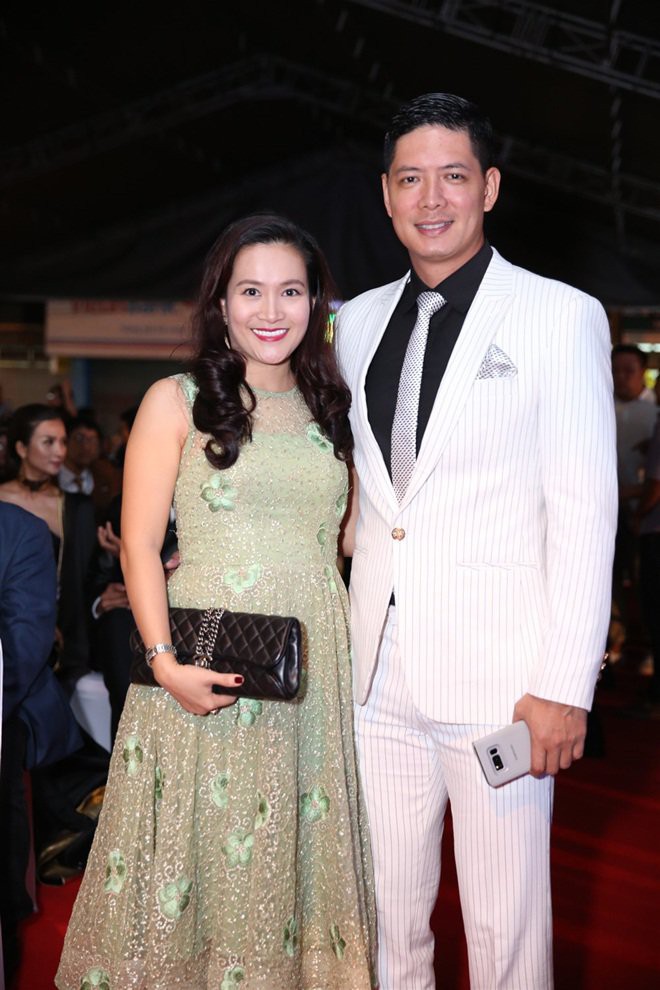Những bà vợ giới showbiz làm gì khi chồng lăng nhăng? - Ảnh 4.