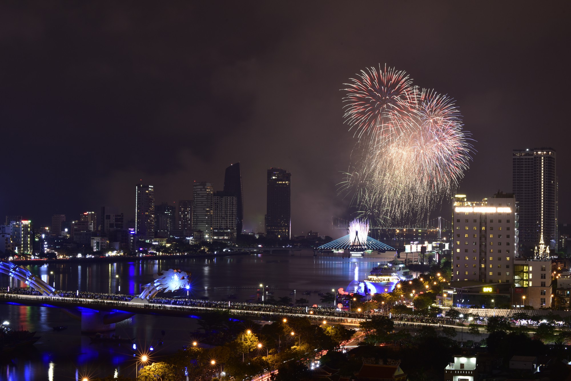 Ph&aacute;o hoa rực s&aacute;ng tr&ecirc;n s&ocirc;ng H&agrave;n - Ảnh 1.