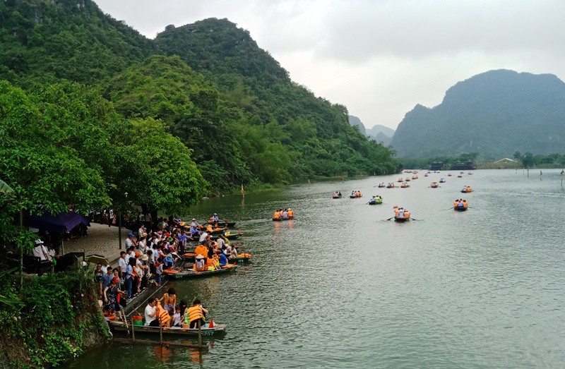 Vạn du khách rồng rắn hàng giờ mua vé đi thuyền ở Tràng An - Ảnh 8.