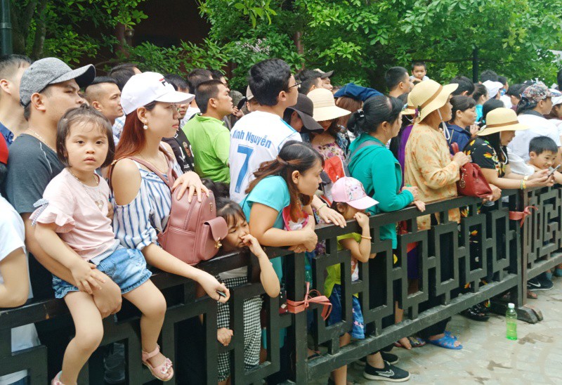 Vạn du khách rồng rắn hàng giờ mua vé đi thuyền ở Tràng An - Ảnh 10.