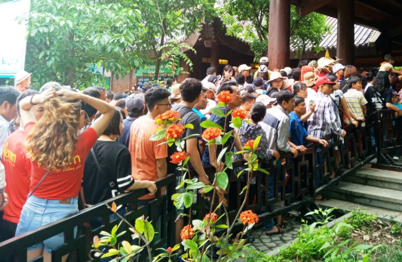 Vạn du khách rồng rắn hàng giờ mua vé đi thuyền ở Tràng An - Ảnh 11.