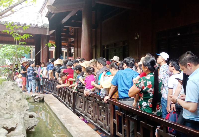 Vạn du khách rồng rắn hàng giờ mua vé đi thuyền ở Tràng An - Ảnh 15.