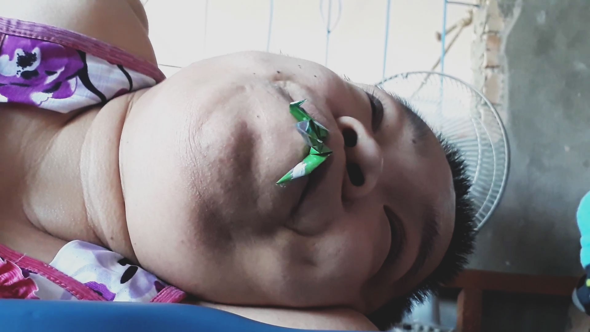 (eMagazine) - Cô gái tật nguyền có biệt tài khó tin - Ảnh 8.