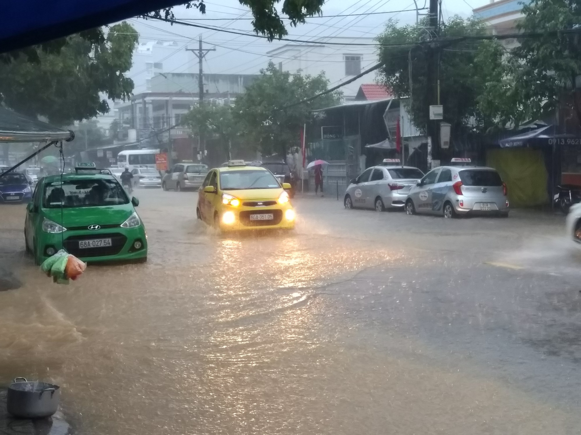 Du khách phải thay đổi lịch trình vì Phú Quốc mưa rất to vào sáng 30-4