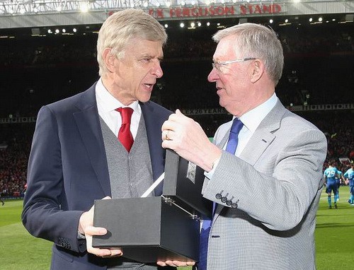 HLV Alex Ferguson nhập viện khẩn cấp do chứng xuất huyết não - Ảnh 2.