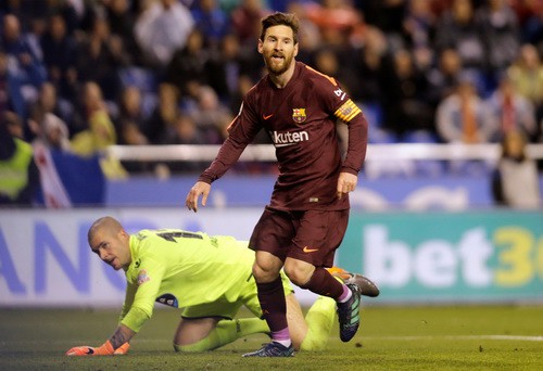 Barcelona diễu h&agrave;nh mừng v&ocirc; địch, khoe hai c&uacute;p tại Catalonia - Ảnh 1.