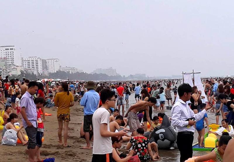 "Biển người” vẫn đổ về Sầm Sơn tắm biển ngày nghỉ lễ